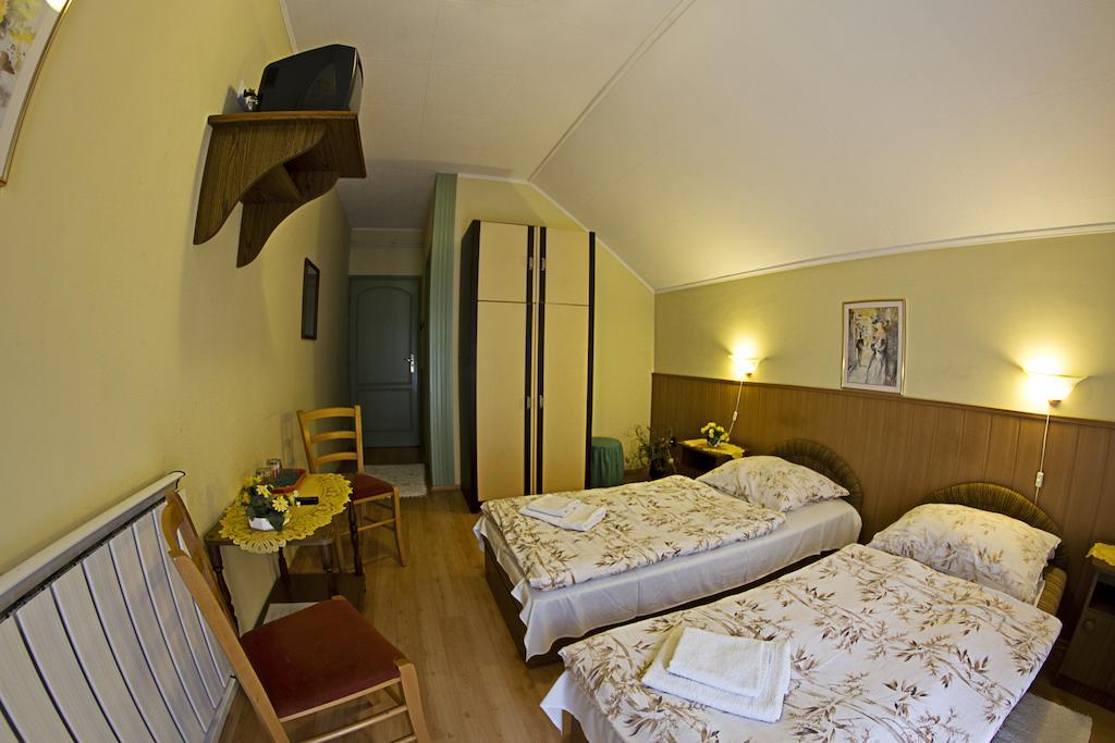 Bed and Breakfast Muskátli Panzió Győr Habitación foto
