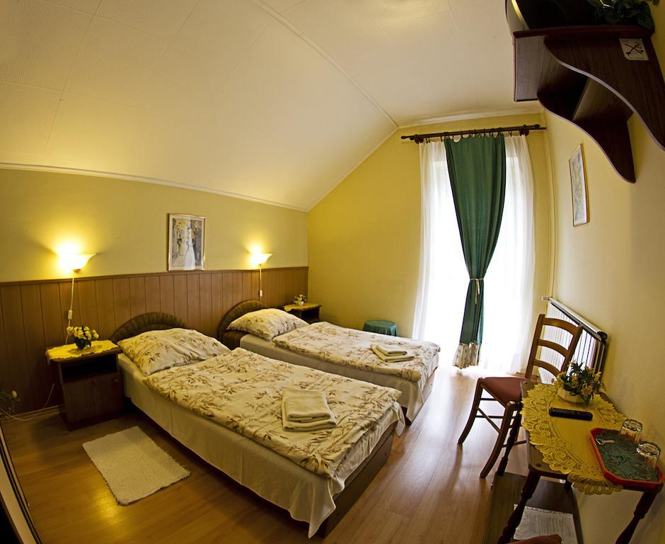 Bed and Breakfast Muskátli Panzió Győr Habitación foto