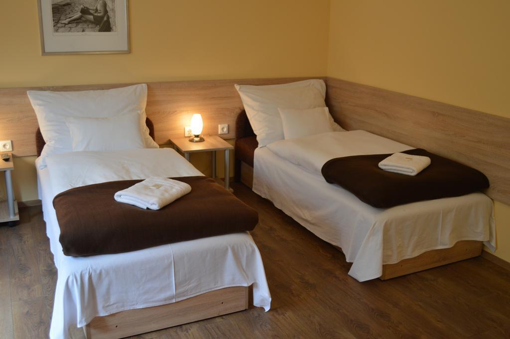 Bed and Breakfast Muskátli Panzió Győr Habitación foto
